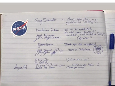 Huella historica. El agradecimiento del equipo de la NASA al finalizar las actividades conjunto