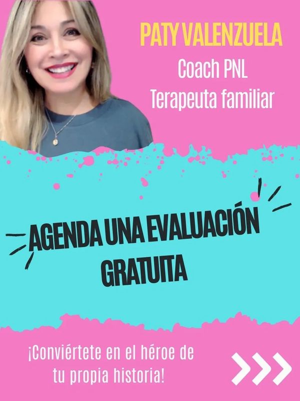 mujer rubia sonriendo