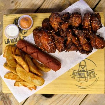 Alitas redhot con papas sazonadas bbq