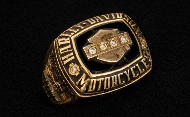 Gold ring with diamonds
