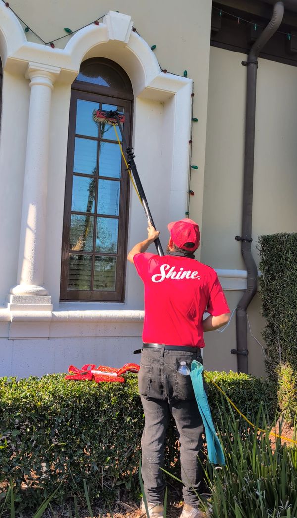 Purified water cleaning system to insure spot free windows.