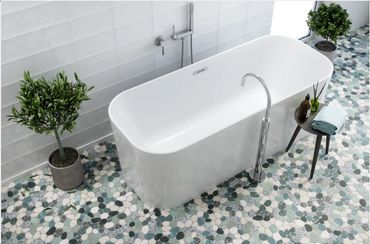 Level pebble bath floor