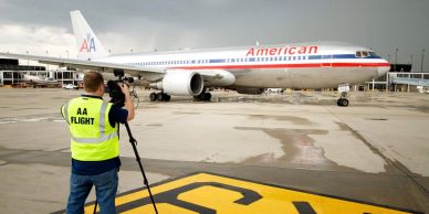 Bob Vincent filming an American Airlines aircraft