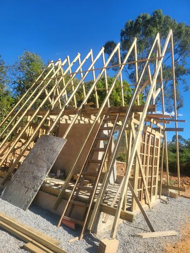 chalé suiço de madeira de dois andares construção estrutura na cidade de lagoa santa minas gerais