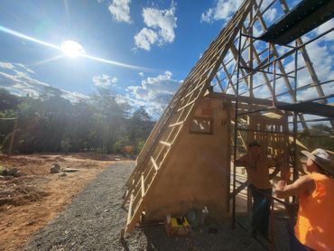 chalé suiço de madeira de dois andares construção estrutura na cidade de lagoa santa minas gerais
