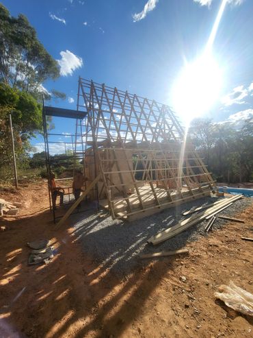 chalé suiço de madeira de dois andares construção estrutura na cidade de lagoa santa minas gerais