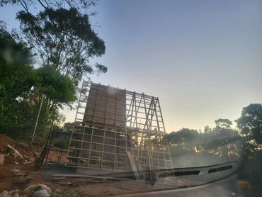 chalé suiço de madeira de dois andares construção estrutura na cidade de lagoa santa minas gerais
