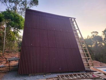 chalé suiço de madeira de dois andares construção telhado na cidade de lagoa santa minas gerais