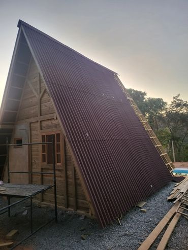 chalé suiço de madeira de dois andares construção telhado na cidade de lagoa santa minas gerais
