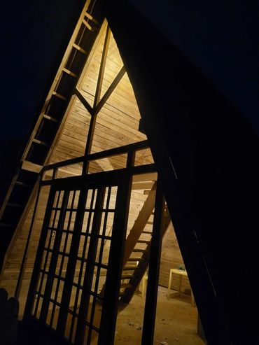 chalé suiço de madeira de dois andares construção luzes a noite na cidade de lagoa santa minas gerais