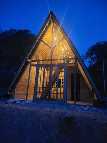 chalé suiço de madeira de dois andares construção luzes a noite na cidade de lagoa santa minas gerais