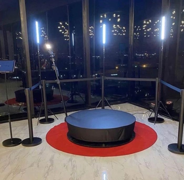 360 Photobooth set up with lighting and stanches.