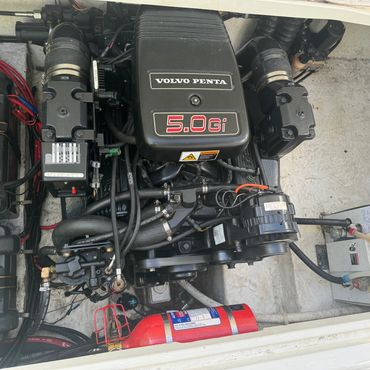 The Volvo Penta 5.0 Gi is a V8 engine with a 5.0 liter displacement. It has a power output of 270 ho