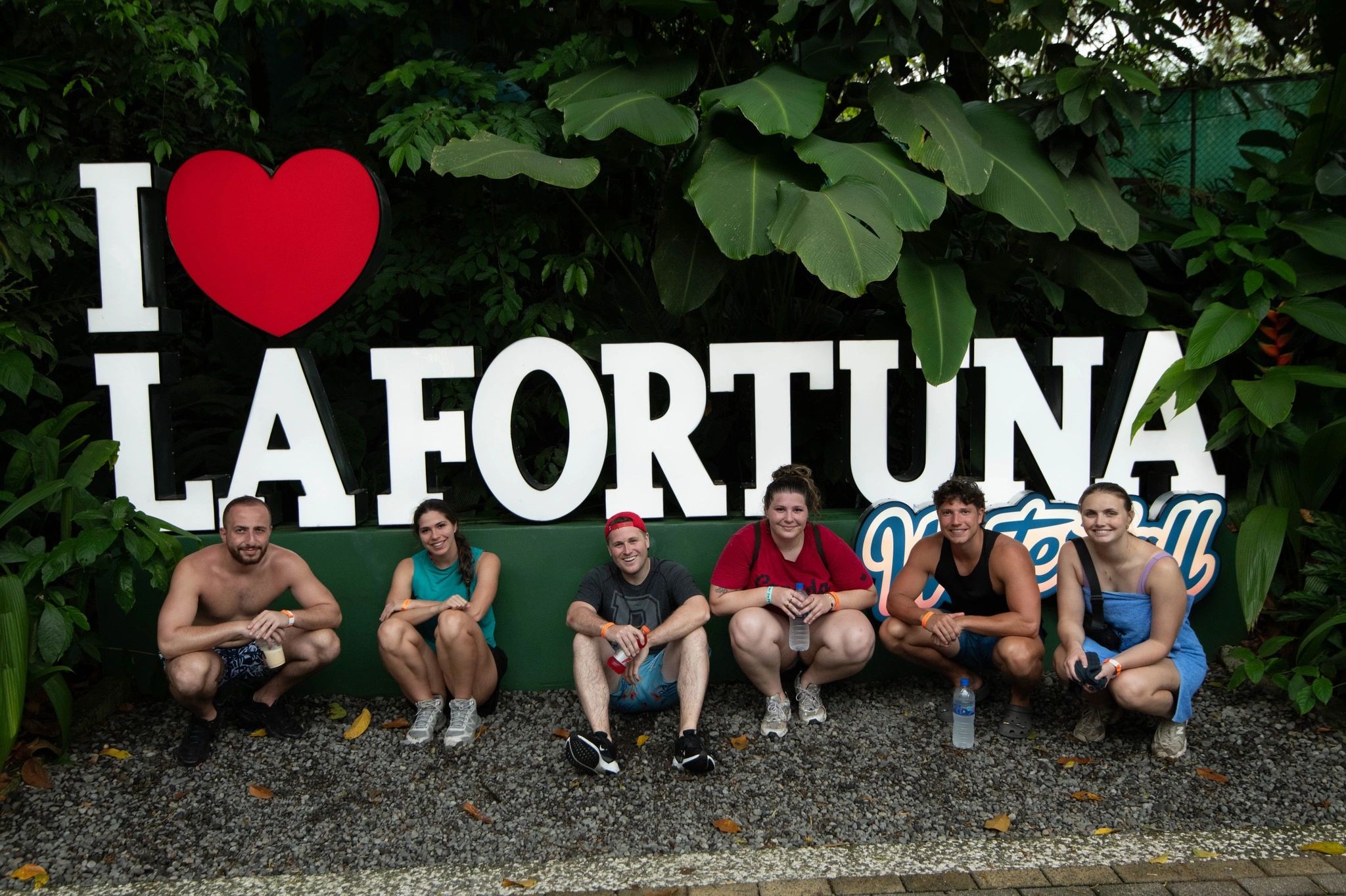 Seis personas posan frente a un cartel que dice "I ❤️ La Fortuna".