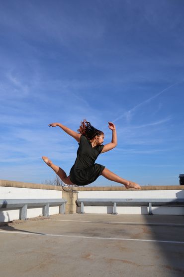 injuried dancer recovers with physical therapy