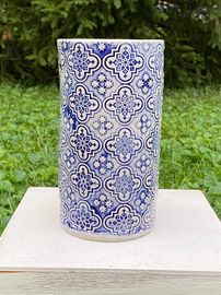 A versatle piece which can be used as a flower vase, kitchen utensil holder or any other option you