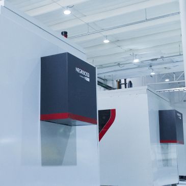 Máquina industrial en interior de fábrica.
