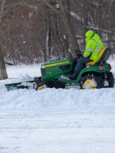 John Deere X738 with snow plow
winter 03/16/26 Wisconsin