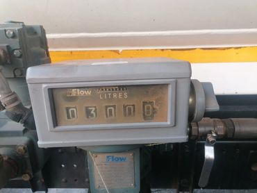 Mechanical flow meter displaying 3000 litres, used for measuring liquid flow.