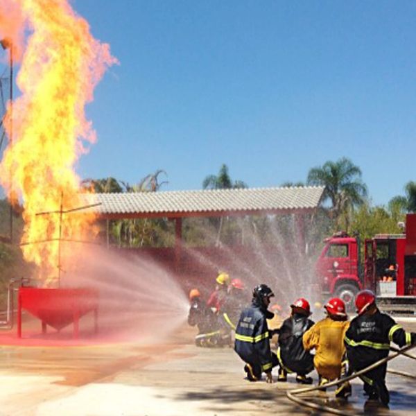 bombeiros treinando com fogo de verdade