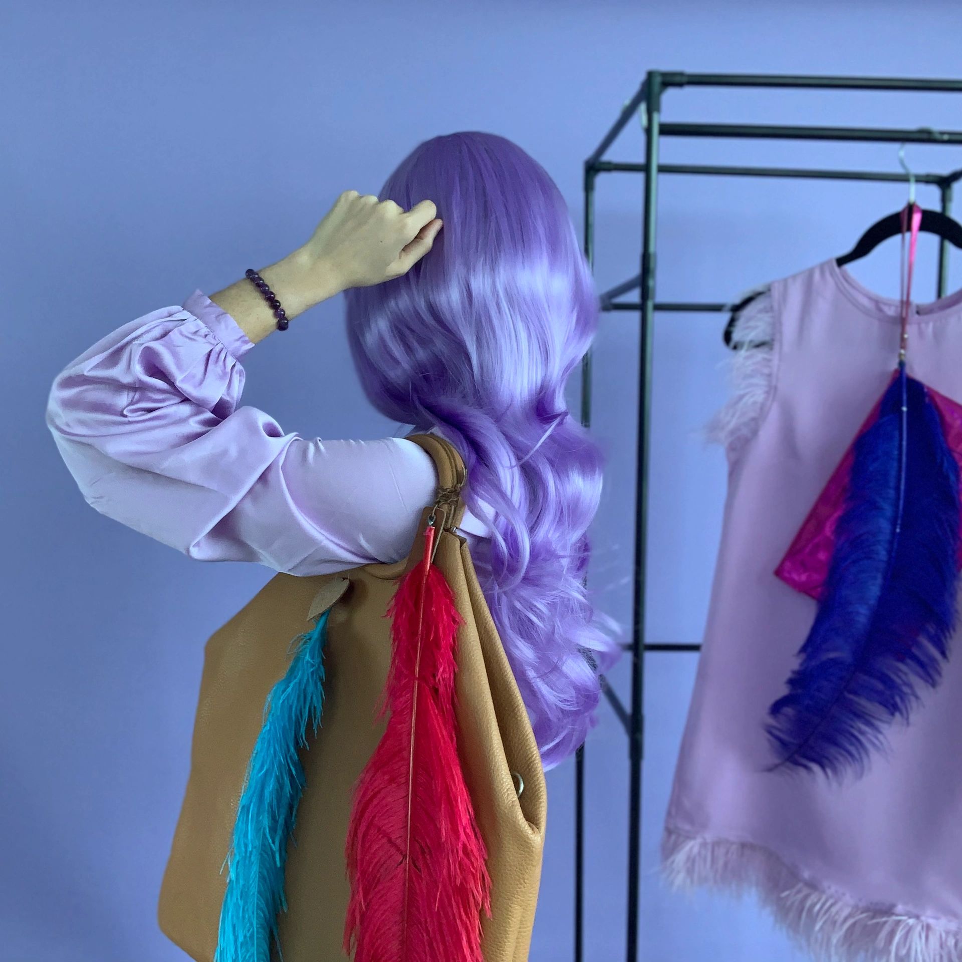 <alt> Peluca morada y plumas de avestruz </alt>