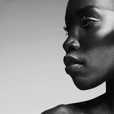 Profile of a woman with dark skin in black and white photography.
