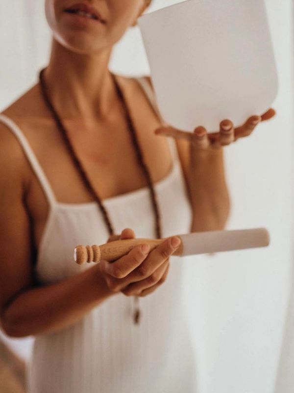 una persona escuchando cuenco de cuarzo