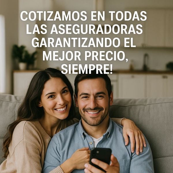 Pareja feliz con celular en sala moderna. Texto: Cotizamos en todas las aseguradoras. Mejor precio.