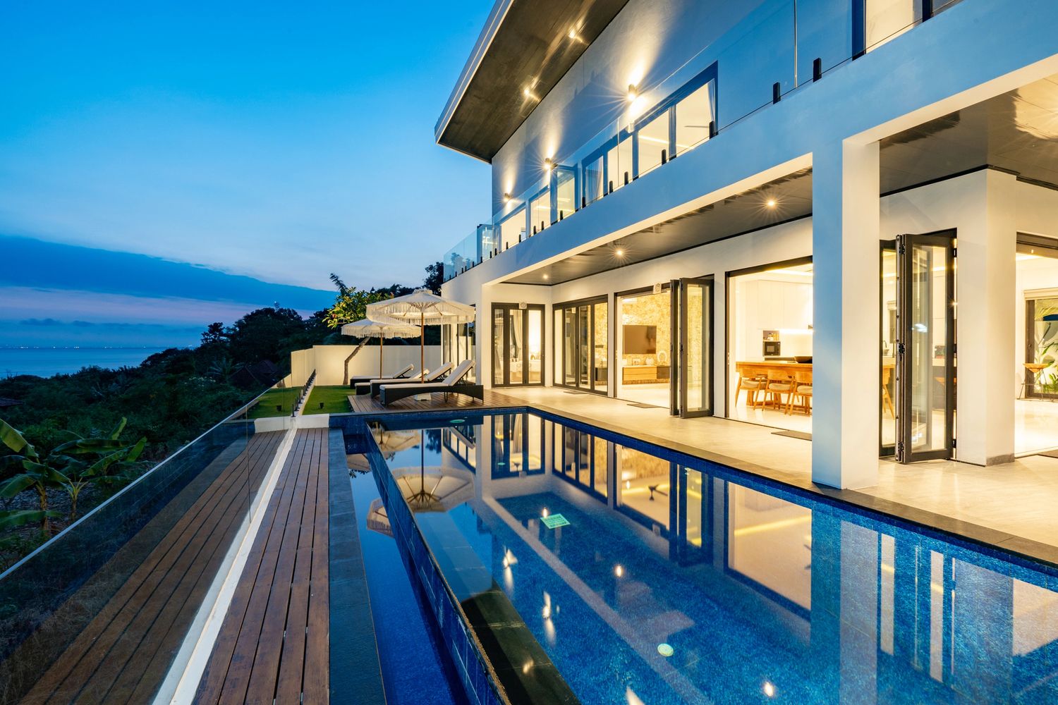 A luxury villa overlooking the ocean on Nusa Lembongan, Indonesia with a large beautiful pool area.