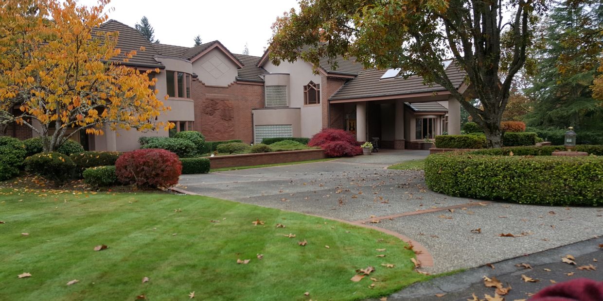 Woodinville customer House cleaning window cleaning Roof and gutter cleaning Also Holiday lighting