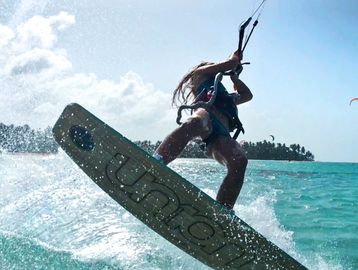 Kitesurfing Backroll, rider Sanchezonboard