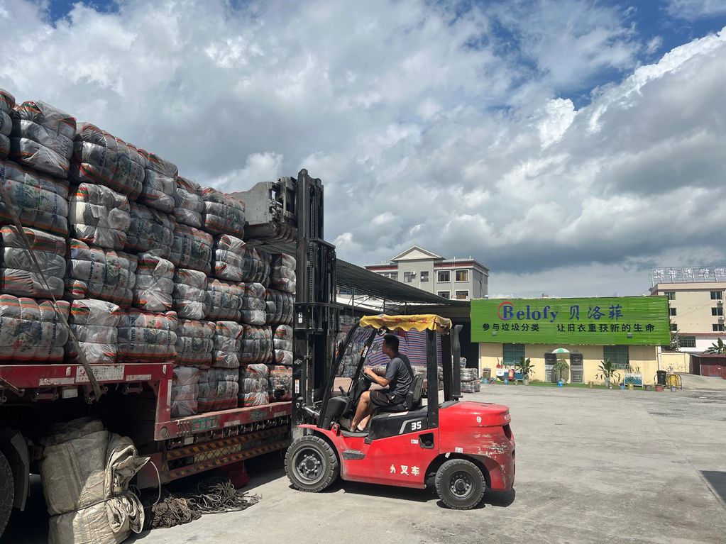 used clothes used shoes used bags Sportswear Sports shoes Sports bags Full container wholesale