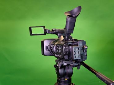 Camera in front of a green screen
