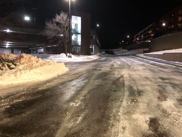 Edina, Eden Prairie, Snow shoveling. Commercial plowing and ice management. Parking lot plowing