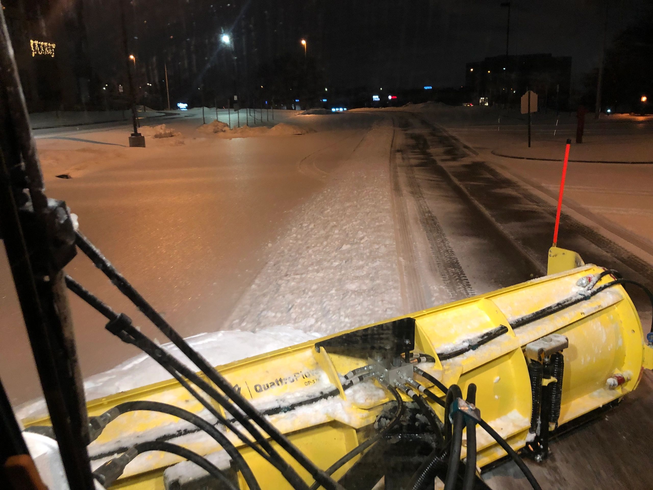 Edina, Eden Prairie, Snow shoveling. Commercial plowing and ice management. Parking lot plowing