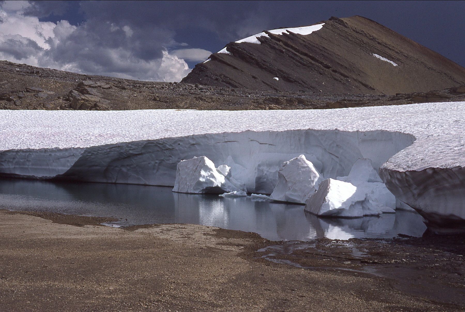 Snow accumulation and meltwater in alpine recharge area