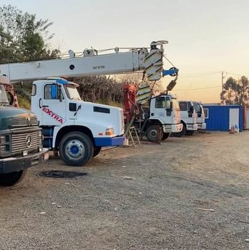 Guindaste, caminhão munck e containers,