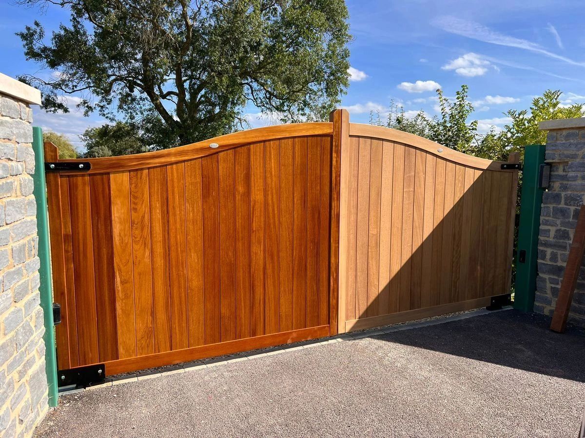 Gate maintenance and paint, gate oil and gate repairs. Gloucestershire, Bristol, The Cotswolds,