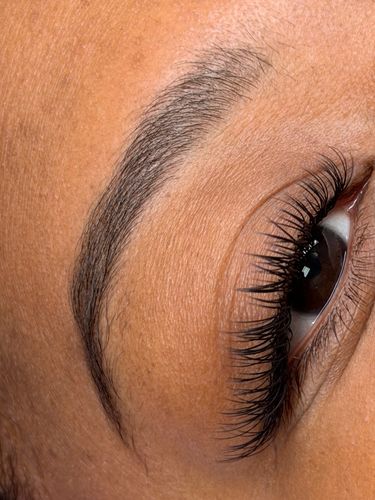 Natural Classic Eyelash Extensions Pearland using our signature .20 classic mixed tray.