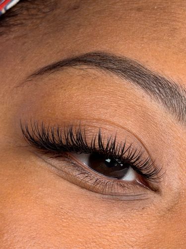 Natural Classic Eyelash Extensions Pearland using our signature .20 classic mixed tray.