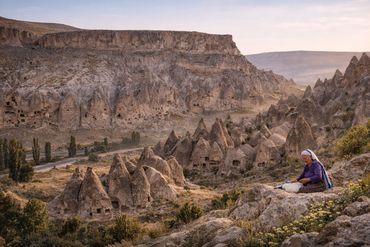 カッパドキアを代表する壮大な渓谷と奇岩群の絶景を表現した画像です。日本語ガイド付きのトルコ ツアー、カッパドキア ツアー、7日間のトルコ周遊ツアーで訪れる人気スポットのイメージです。