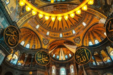 イスタンブールのアヤソフィア(世界遺産)を巡るトルコツアー・トルコ旅行の人気観光スポット。トルコ5日間ツアー・7日間ツアー・トルコ周遊ツアーで訪れる歴史的名所。新婚旅行やトルコ新婚ツアーにもおすすめ。日本語ガイド付きプライベートトルコツアーで安心して観光できます。