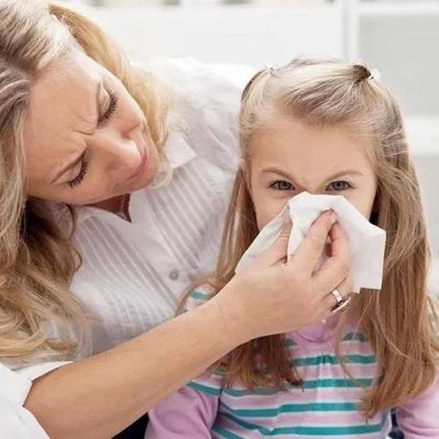 Child sneezing, watery, blocked nose in allergic condition