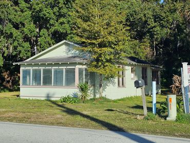 Singe Family home or the perfect office. Minimum renovation. Great business opportunity.