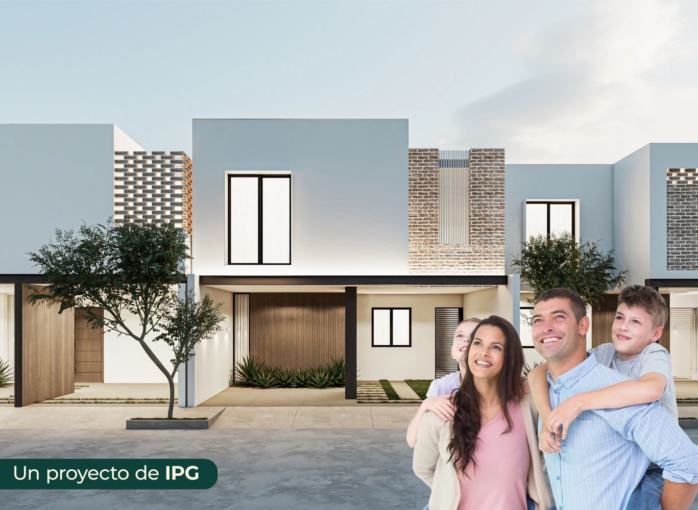 Familia recibiendo casa