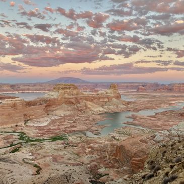 Clouds turning pink at sunset over Lake Powell and Alstrom Point