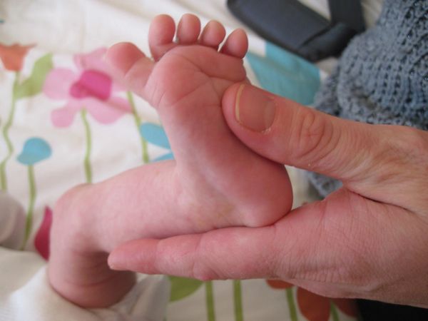 réflexologie plantaire d' un pied de bébé.