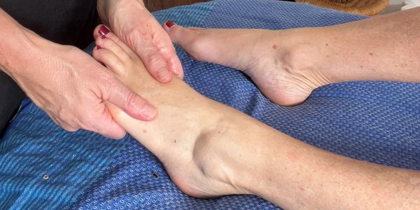 réflexologie plantaire. Je masse les pieds de ma sœur.  dans mon institut à Mazan.