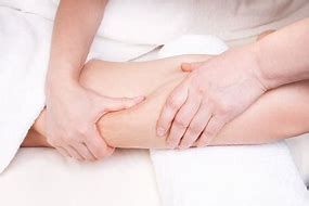 massage anticellulite, réalisé par une esthéticienne.
La cuisse et massée.