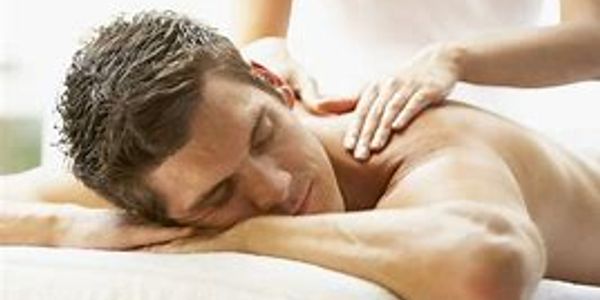 un homme se fait masser, cours de massage.